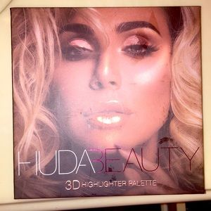 HUDABEAUTY. Makeup 3D Highlighter pallete